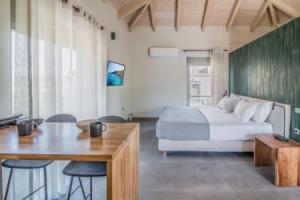 Blue Symphony Suites & Apartments, Никиана