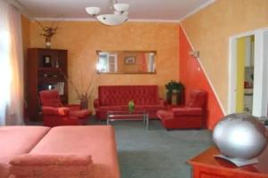 Delfin Apartmanház, Дьюла
