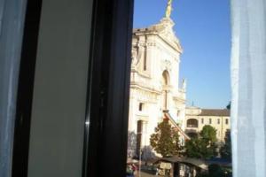 Piazza degli Angeli, Санта-Мария-дельи-Анджели