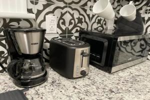 Renovated 1 Bedroom in Forest Hills - A, Дарем
