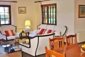 Authentic Holiday Villa in Sant Pol de Mar, Near the Beach, Калелья
