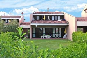 Apartment in Moniga del Garda with balcony or terrace, Монига
