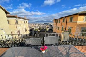 Duomo Apt With Spectacular Terrace - sleeps 6, Сполето