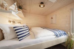 Houseboat Grey Seal Comfortable Vacation Home, Хайлигенхафен