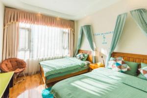 Small Times Inn, Дали