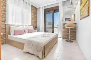 3- Sea view luxury suite in the center of Rhodes!, Родос
