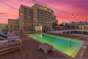 Stylish 2br/2ba At HWH by Oneluxstay, Лос-Анджелес