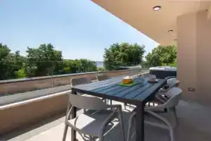 Villa Querchus, Karigador