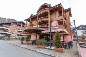 Hotel Arisch, Априка