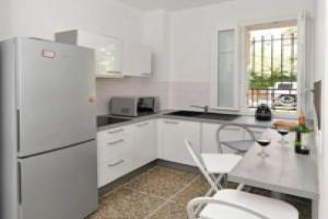 Large flat 10 minutes from the BEACH, Ницца