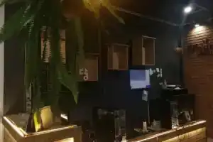 Goodnight Hostel, Транг