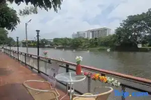Grace Riverfront  Riverside Villa Near Suvarnabhumi, Лат-Крабанг