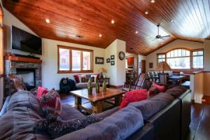 Graystone 2088 4 Bedroom Home by RedAwning, Маммот-Лейкс