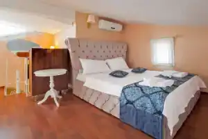 Peace Hotel, Каш