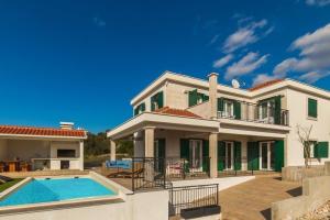 Villa Eni, Примостен