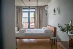 Black Tomato Hostel Kutaisi, Кутаиси