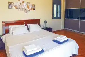 Nice Home in Lasithi, Crete With Wifi and 6 Bedrooms, Милатос