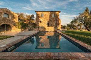 Luxury villa with private swimming pool, sauna and emotional shower, near lake, Маджоне