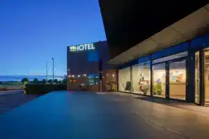 Отель «NinetyNine Amsterdam Airport», Хоофддорп