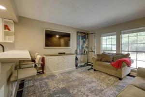 Near Airport & Interstate: Houston Area Townhome, Хамбл