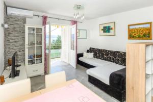 Nice Home in Komarna With Wifi and 2 Bedrooms, Komarna