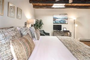 Old Santa Fe Trail - Walk Everywhere, Kiva Fireplace, Amazing Natural Light, Санта-Фе