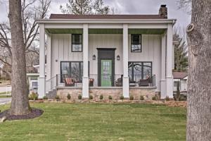 Walk to Branson Landing! Dtwn Home w/ Pool Access, Брэнсон