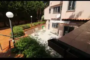 2 bedrooms appartement with enclosed garden and wifi at Palermo 1 km away from the beach, Монделло