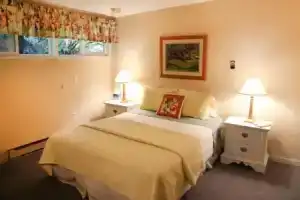 Waterfront Bungalow on Rockford Bay, Кёр-д'Ален