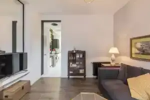 Bright & Compact One Bed Apartment in Malasaña, Мадрид