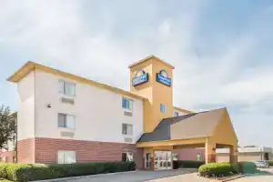 Отель «Days Inn & Suites by Wyndham Dallas», Даллас