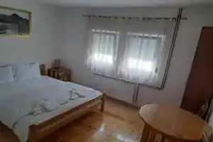 Camp Hotel Lake Views, Плав