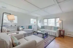 Gloucester Home w/ Large Yard: 1 Mi to Beach!, Глочестер