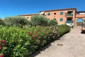 Apartment - Sleeps 2 & Swimming Pool, Реальмонте