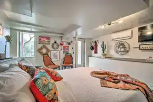Cozy El Paso Studio w/ Patio ~ 5 Mi to Utep!, Эль-Пасо