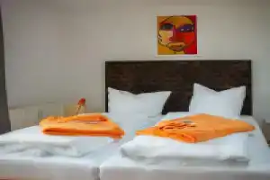 H& Apartments im Herzen der Stadt super zentral ruhig mit Kochnischen Balkon oder Empore, Грайфсвальд