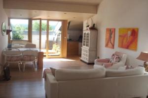 3-Zi Atelierdachwohnung mit Bergblick Seenähe und 2 Loggia, Бернау-ам-Кимзее