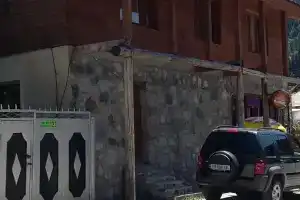 Gust House Betqil, Местиа