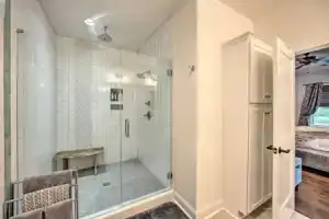 2 Mi to Downtown: Luxe Greenville Retreat!, Гринвилл