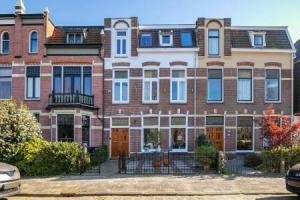 Uniek verblijf in herenhuis, eigen appartement op de tweede etage van ons huis, Лееуварден