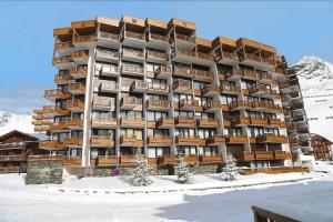 nice apartment with bedrrom and bunk beds in the entrance Apartment 1, Валь Торанс