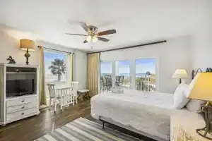 Seacrest 301A is a Gulf Front efficiency unit on Okaloosa Island by RedAwning, Форт-Уолтон-Бич