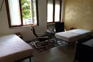 Emmanueli65 fronte clinica per 5 matrimoniale 2 singoli 1 divano letto, Пьяченца