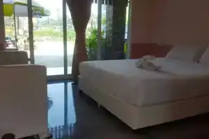 b And b Hotel, Ранонг