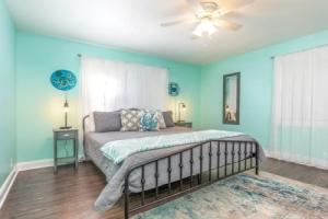 Castaway Cottage by Tybee Vacation Rentals, Тиби-Айленд