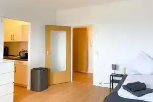 Schöne Ferienwohnung mit WLAN und TV, Цвикау