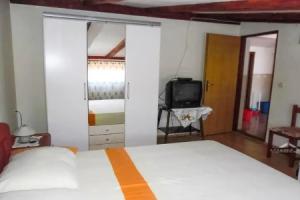 2 Bed Flat - Sleeps 8 - Parking - Wifi, Zubovići
