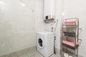 Amazing Home in Banjol With 5 Bedrooms, Wifi and Outdoor Swimming Pool, Раб