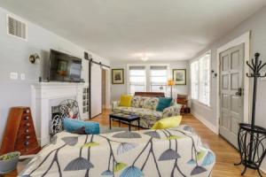 2 Mi to Lsu: Mid City Home w/ Yard & Patio!, Батон-Руж