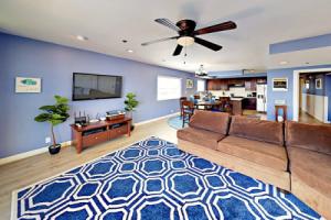 Mission Beach Condo w/Bayside Views by RedAwning, Сан-Диего